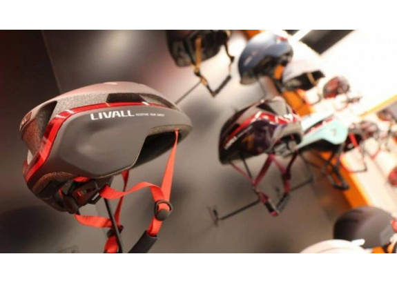 Tecnología y seguridad: Los cascos inteligentes en el mundo del ciclismo de carretera